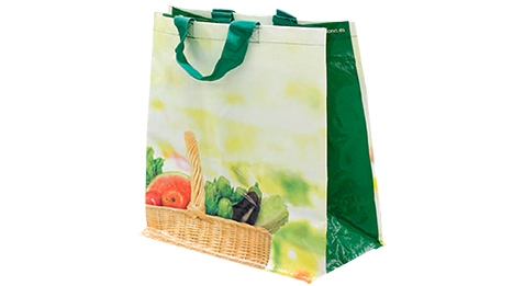 Picture of Mercadona’s fabric grocery bag. It is decorated with a basket filled with vegetables: aubergines, tomatoes and lettuce.