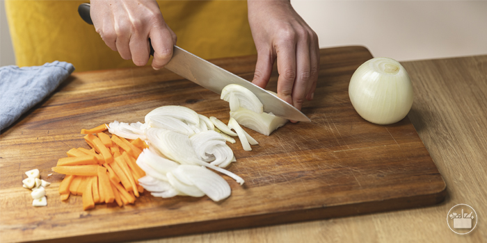 Paso 1 de la Receta de Caballa encebollada: cortar la cebolla y la zanahoria en juliana