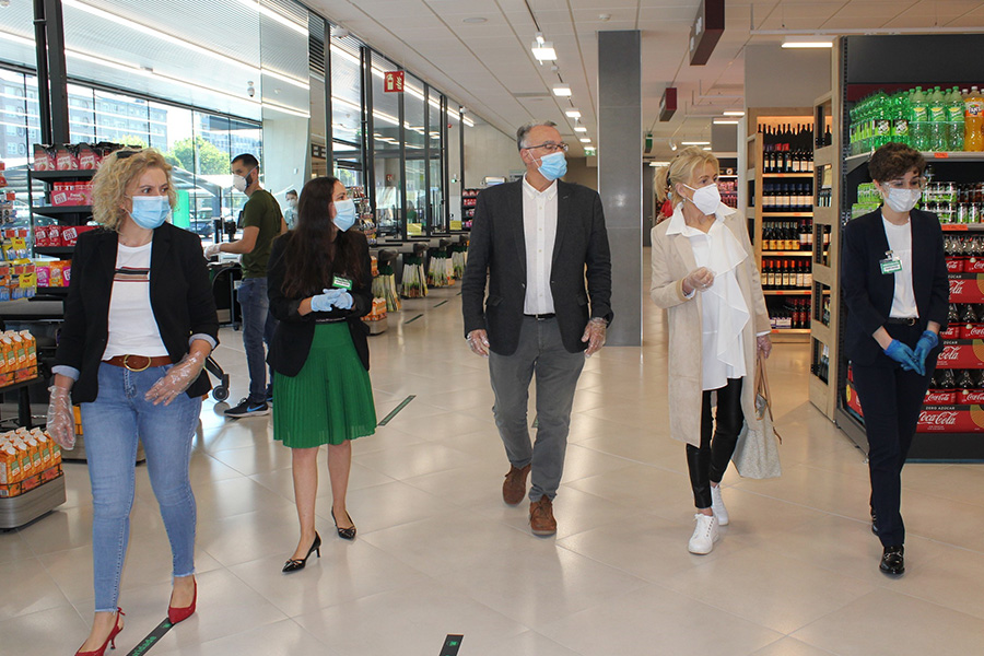 Al centre, Alfredo García, alcalde d’O Barco de Valdeorras, i Mariña Rivas, gerent de Relacions Externes de Mercadona a Galícia, durant la visita a la botiga