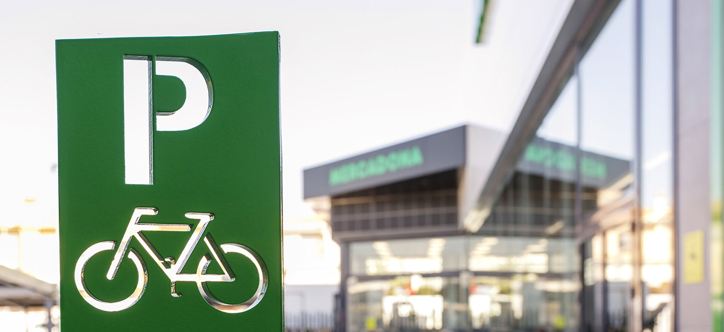 Aparcament per a bicicletes disponible als supermercats amb el nou Model de Botiga Eficient de Mercadona.