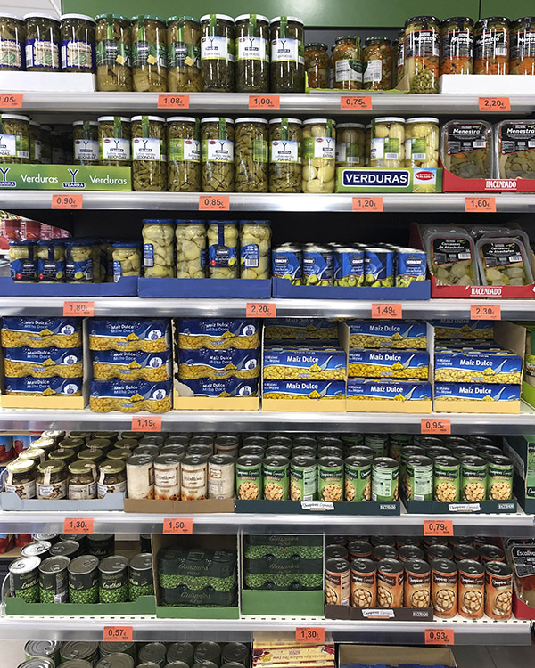 Blat de moro dolç i pèsols en conserva al lineal d’un supermercat de Mercadona