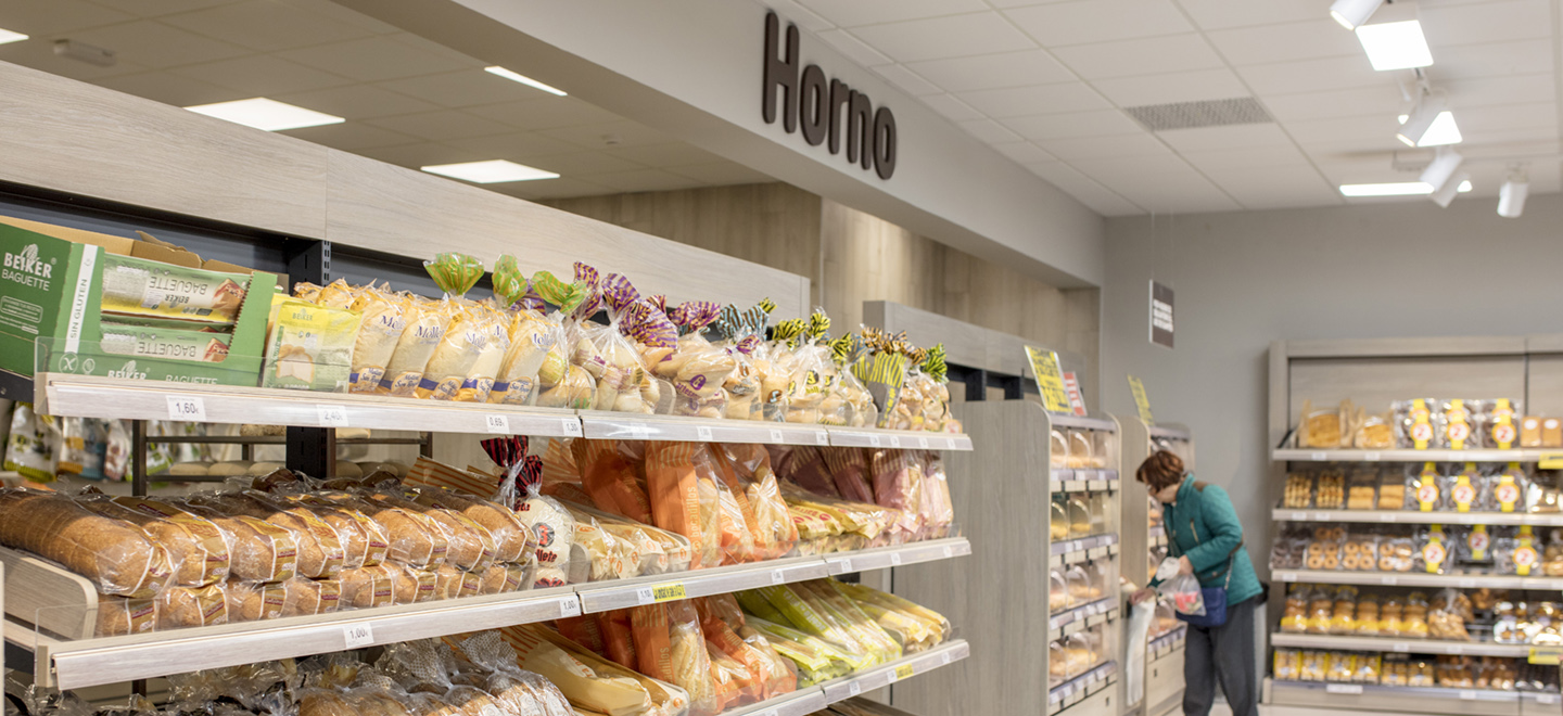 Secció de forn d'un nou supermercat eficient de Mercadona  