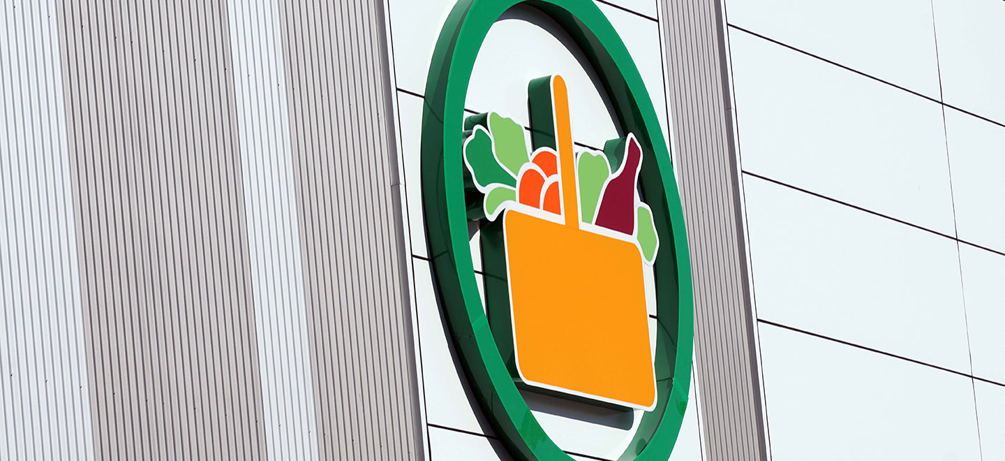 Detall del logo de Mercadona en una façana.