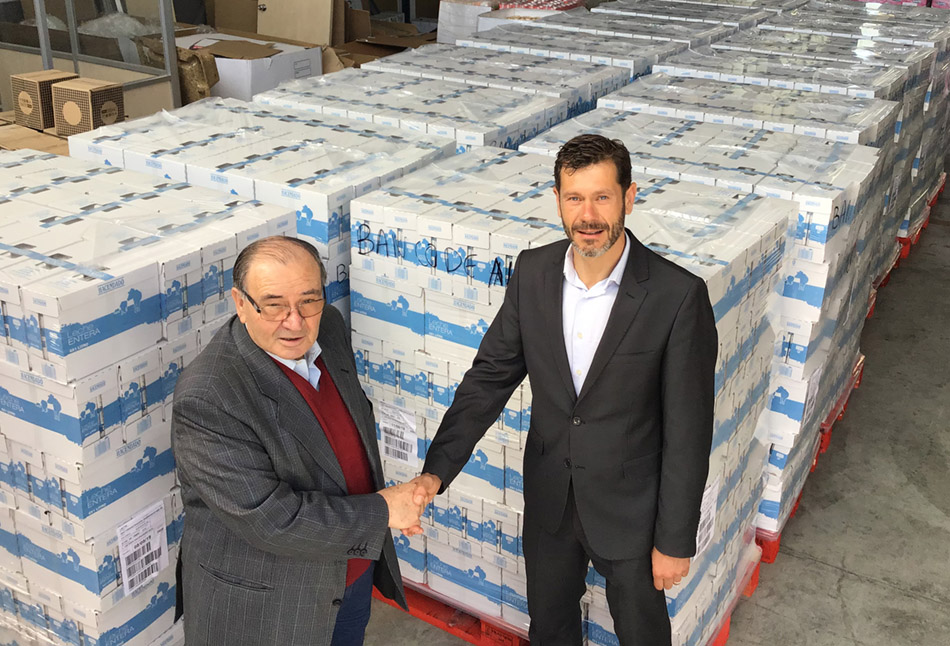 Frederic Gómez (president Banc dels Aliments comarques Girona) i Santi Mont (director RREE Mercadona a Girona) durant l'entrega de llet.
