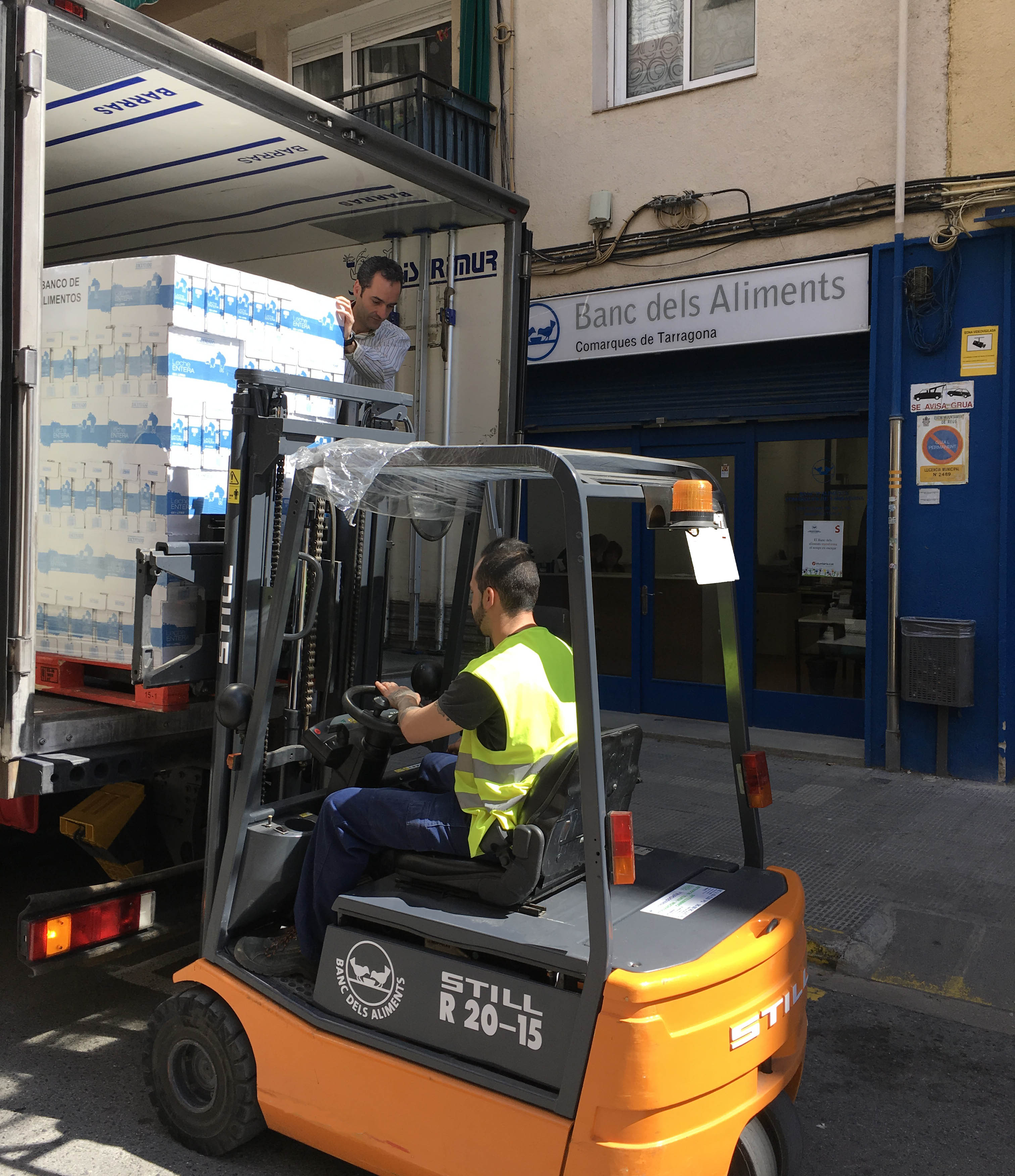 Lliurament de llet sencera Hacendado al Banc d'Aliments de les comarques de Tarragona