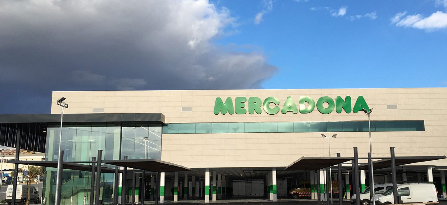 Façana del nou supermercat Mercadona a Finestrat, Alacant.