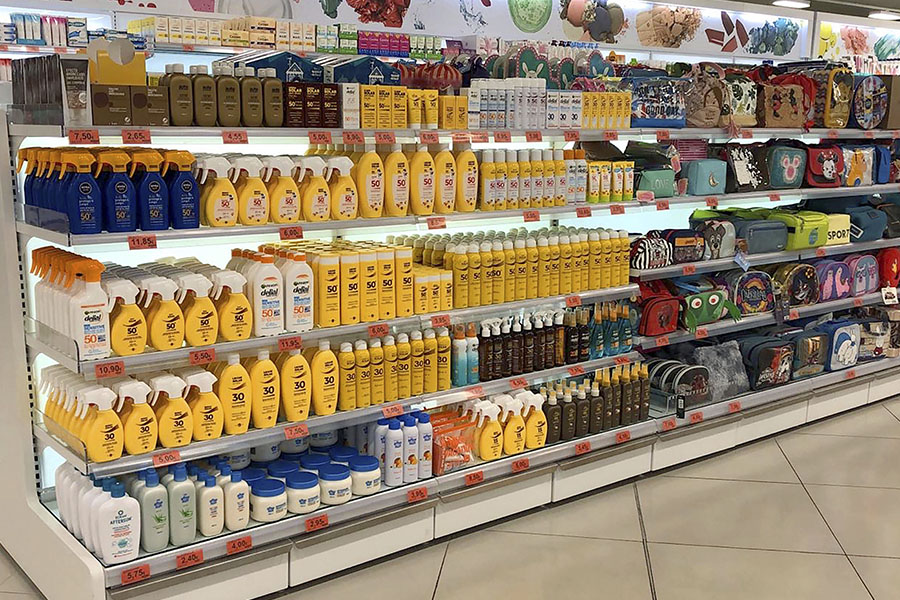 Lineal de productes solars i aftersun d’un supermercat de Mercadona