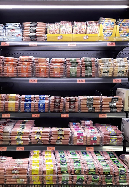 Lineal de salsitxes d'un supermercat de Mercadona