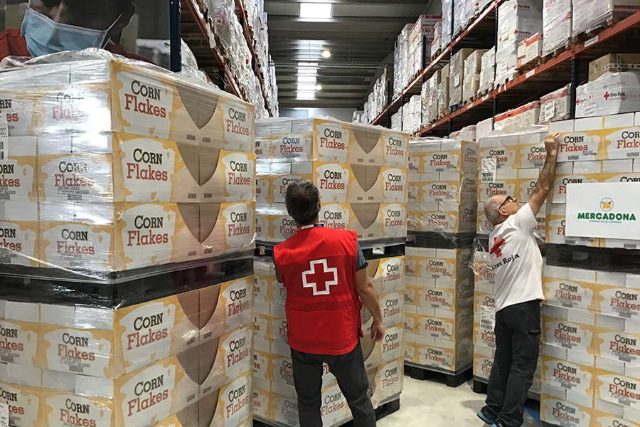 Lliurament de paquets de cereals Hacendado a la Creu Roja de Catalunya
