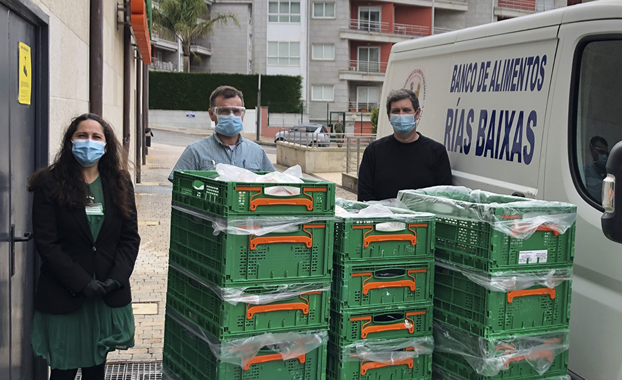 Mariña Rivas, gerent de Relacions Externes de Mercadona a Galícia, Casimiro Chouza, treballador del supermercat Mercadona de Sanxenxo, i Horacio Tuboras, voluntari del Banc d’Aliments Rías Baixas