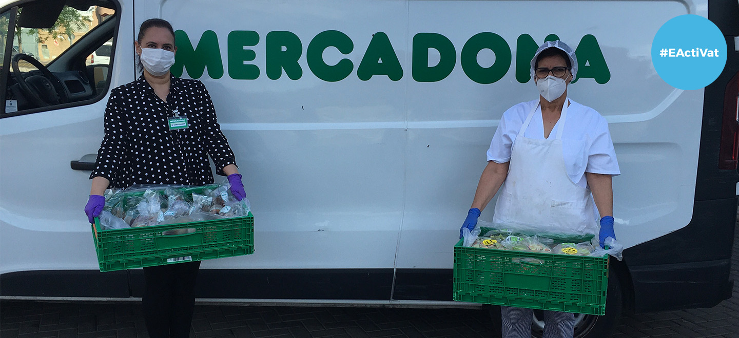 Representants de Mercadona i del Menjador Municipal i Alberg de Transeünts de Castelló durant un dels lliuraments d'aliments