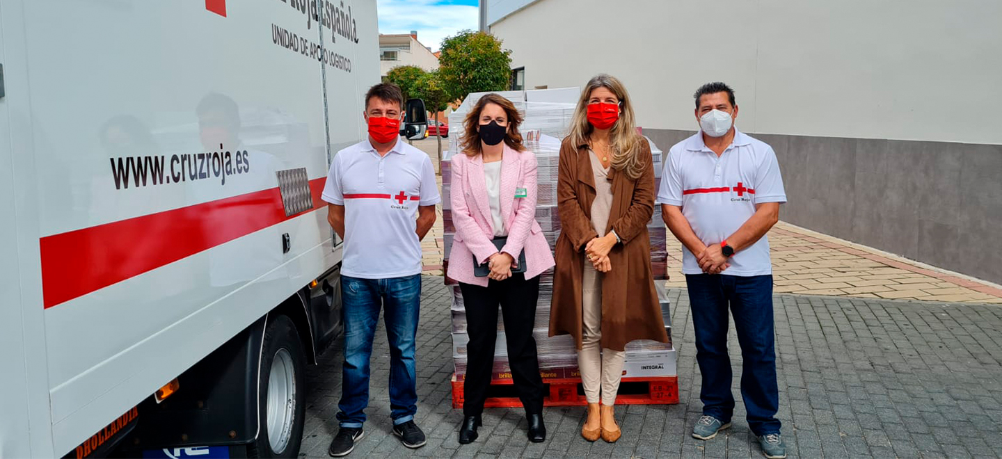 Representants de la Creu Roja i de Mercadona a Valladolid durant la donació