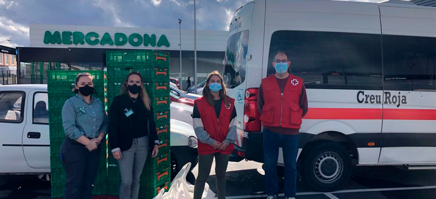 Responsables de Mercadona i la Creu Roja Menorca, durant la primera donació a POICI Ciutadella