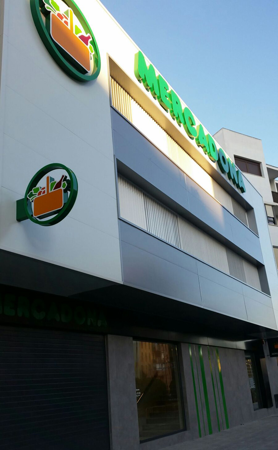 Mercadona inaugura avui un nou supermercat a Algesires (Cadis), concretament a l'Av. Verge del Carme, 28-30. 