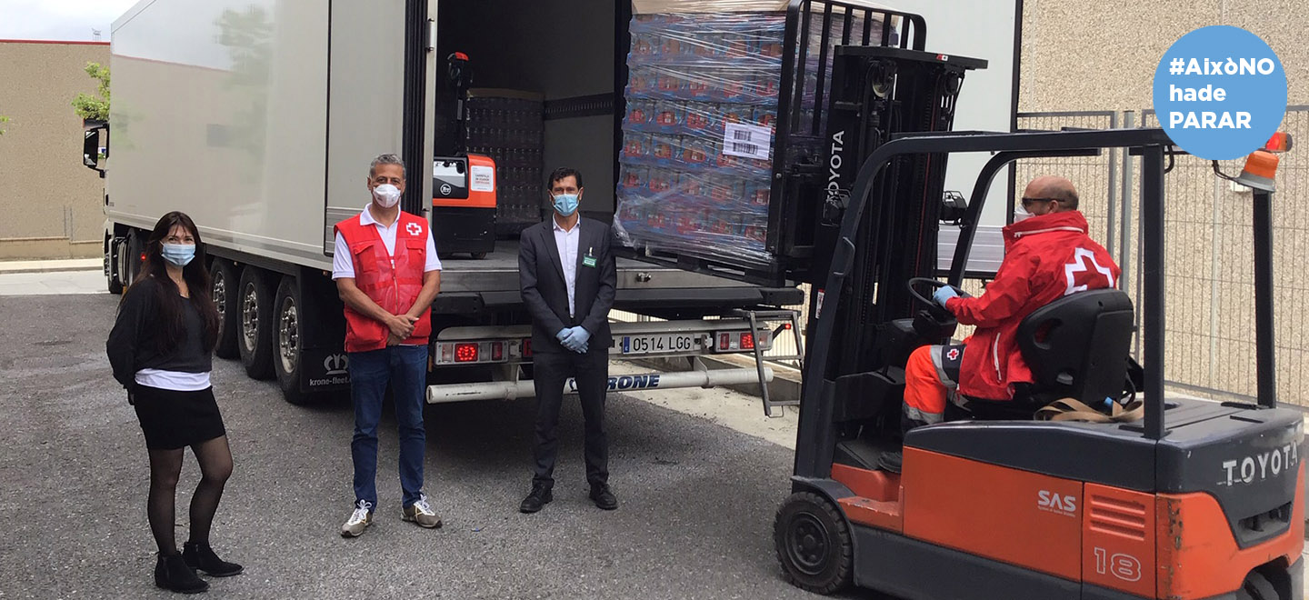 Responsables de la Creu Roja i Mercadona a Catalunya durant la donació
