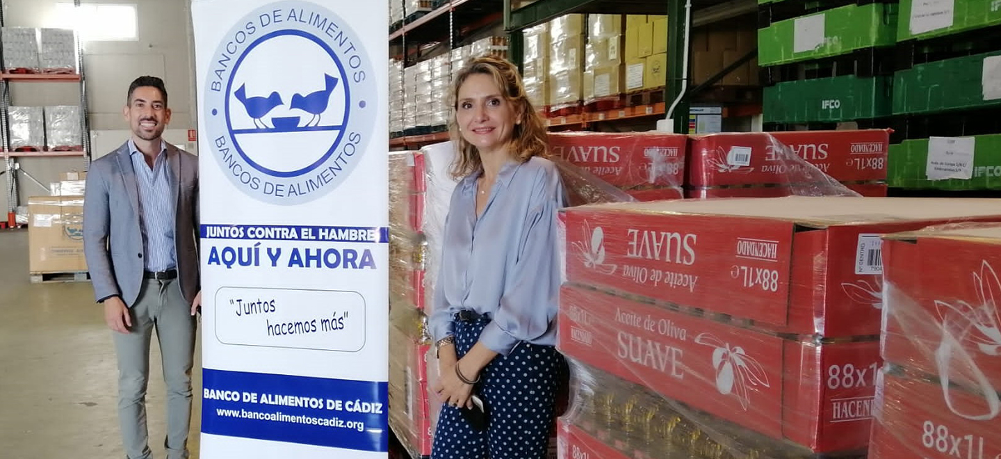 Isabel Gomis i Rafa Piñero durant el lliurament de la donació al Banc d'Aliments de Cadis