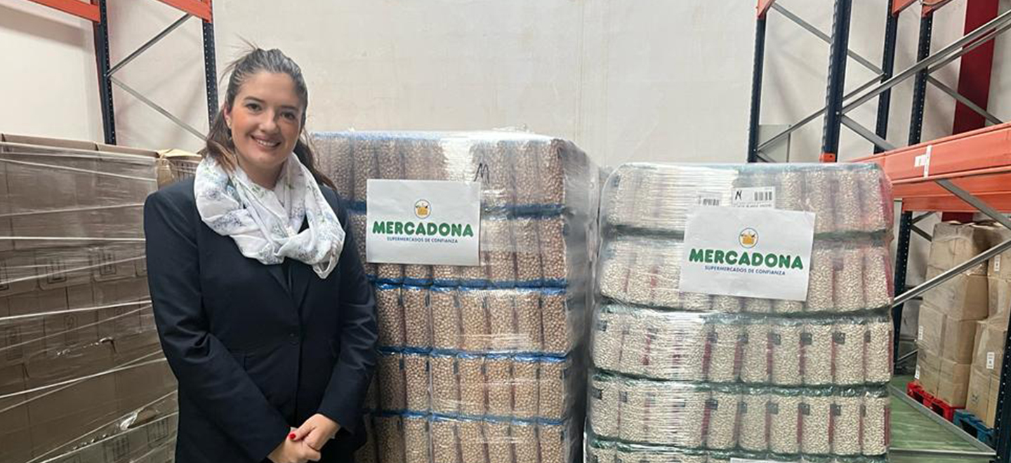 Alba Pérez, directora de Relacions Externes de Mercadona a Granada, durant la donació