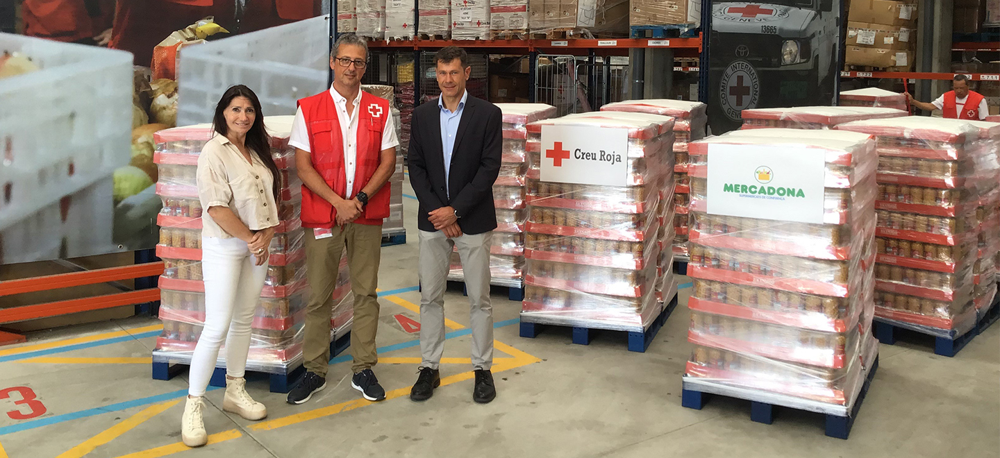 Representants de la Creu Roja a Catalunya i de Mercadona en un moment de la donació