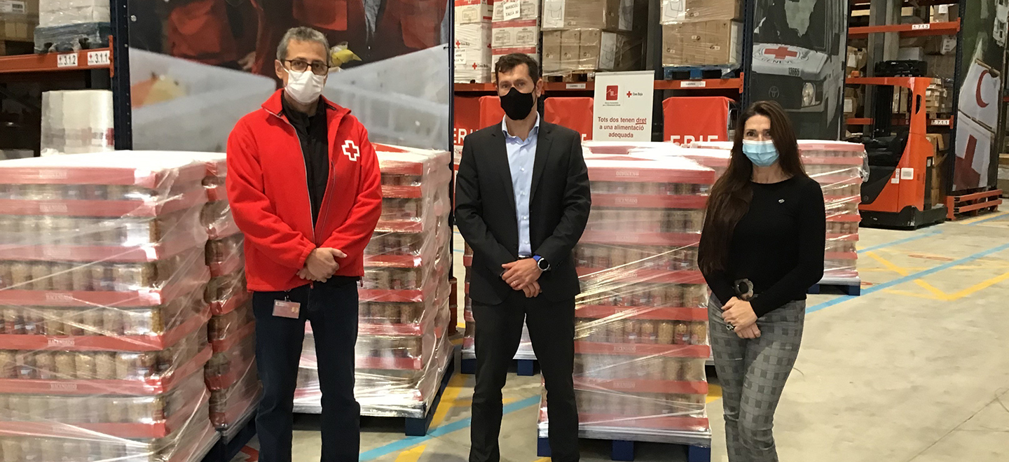 Responsables de la Creu Roja i de Mercadona a Catalunya en un moment de la donació