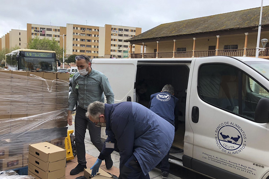 Personal de Mercadona i del Banc d’Aliments de Ceuta durant el lliurament de la donació