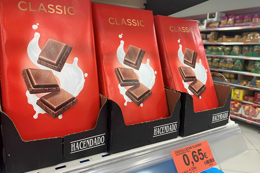 Rajola de xocolata Classic Hacendado al lineal de Mercadona