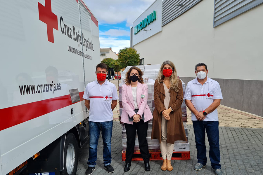 Representants de la Creu Roja i de Mercadona a Valladolid durant la donació