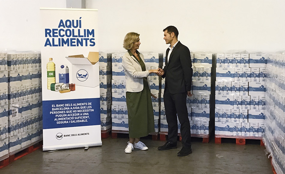 La presidenta del Banc dels Aliments de Barcelona, Roser Brutau, i el director de Relacions Externes de Mercadona a Barcelona Nord, Santi Mont, durant la donació de llet