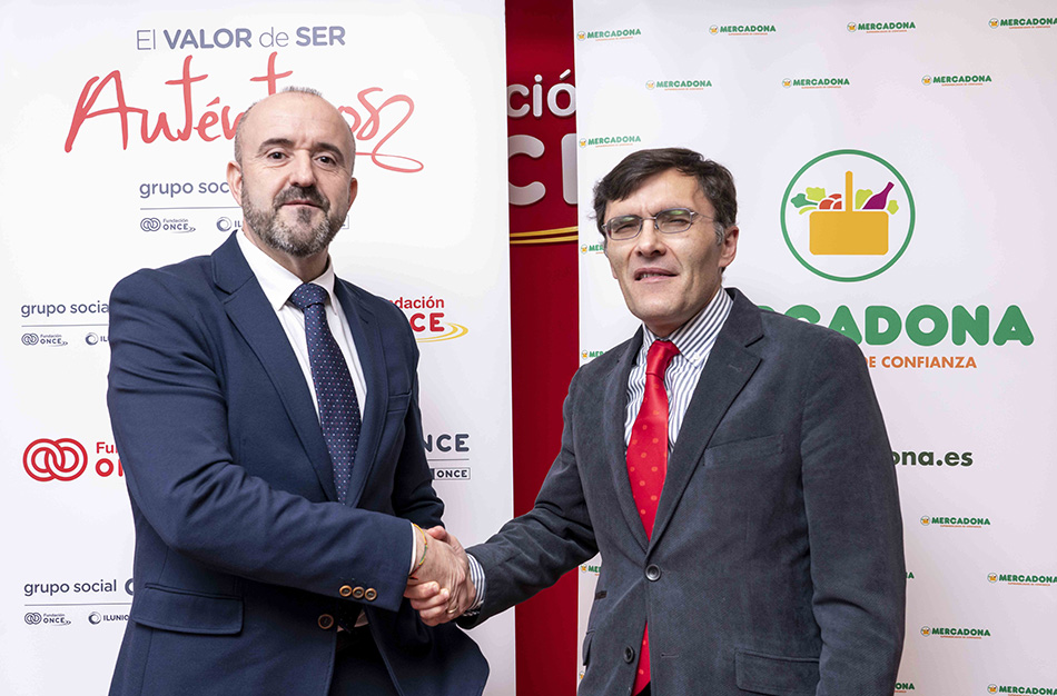 José Elías Portalés, director de contractació de Recursos Humans de Mercadona, i Alberto Durán, vicepresident executiu de la Fundació ONCE durant la signatura del conveni