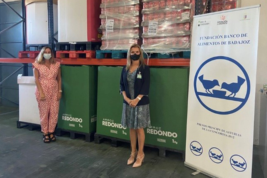 Responsables del Banc d'Aliments de Badajoz i de Mercadona durant la donació