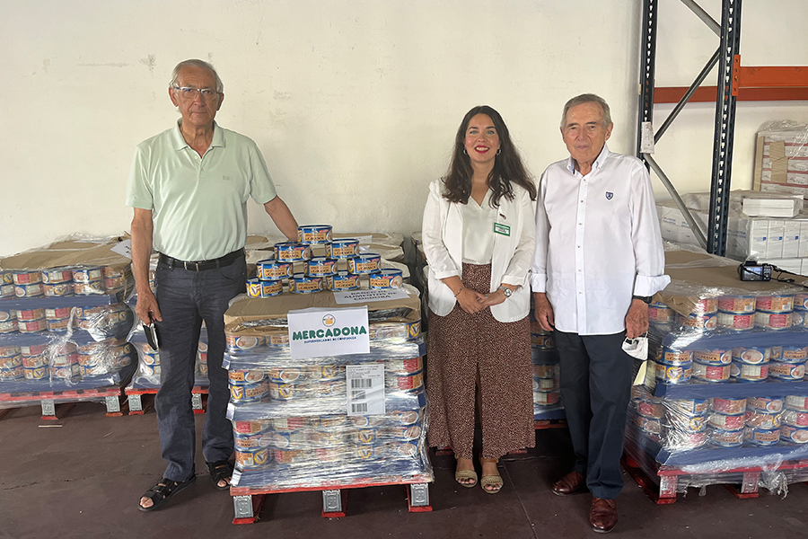 Responsables del Banc d'Aliments i Mercadona a Còrdova durant el lliurament de la donació de 3.000 kg de tonyina