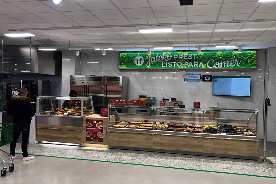 Interior del supermercat de Mercadona a Andoain amb secció A punt per Menjar