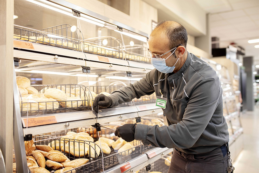 Treballador de Mercadona en un supermercat de València
