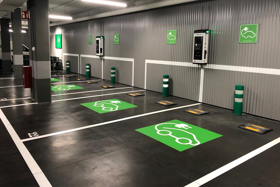 Charging stations for electric vehicles at a Mercadona store