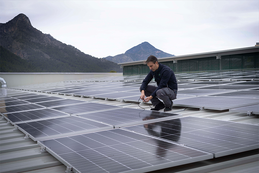 Mercadona employee on the roof of a store with solar panels
