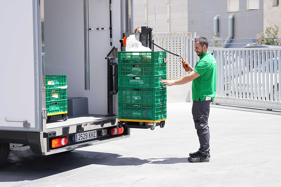 Mercadona Online deliveryman with 3-temperature mechanical unloading vehicle 