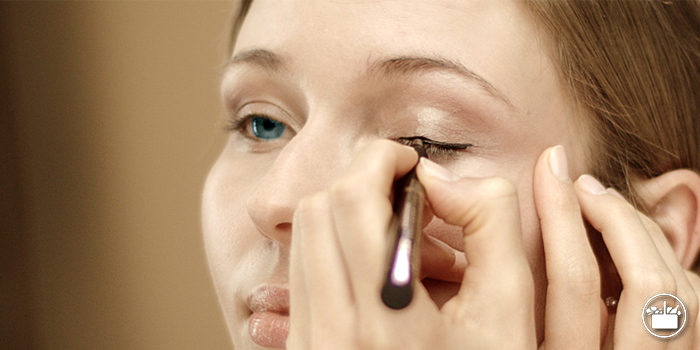 Utiliza el Eyeliner en las pestañas superiores y difumina