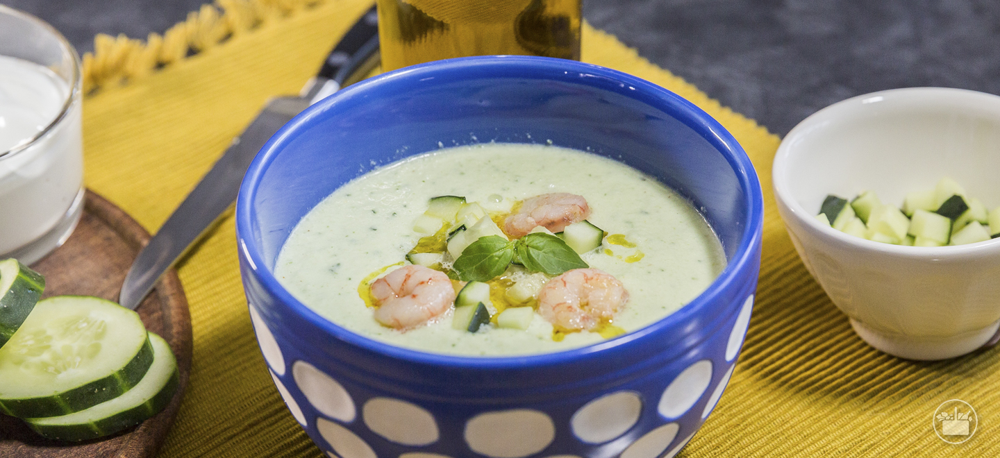 Receta de Sopa fría de Pepino y Yogur griego con un original toque gracias a las gambas sofritas.