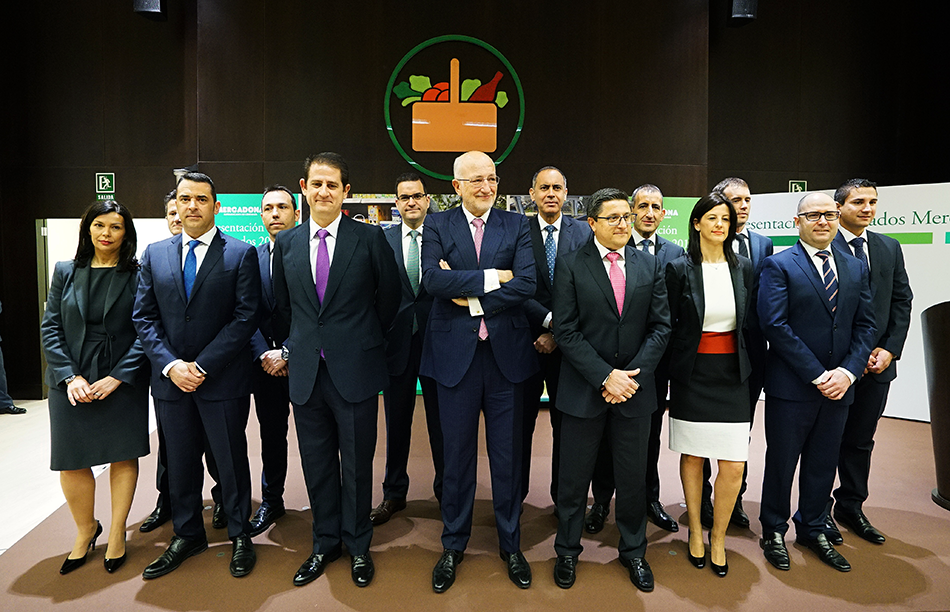 Juan Roig y los Miembros del Comité de Dirección de Mercadona durante la presentación de resultados de Mercadona de 2015.