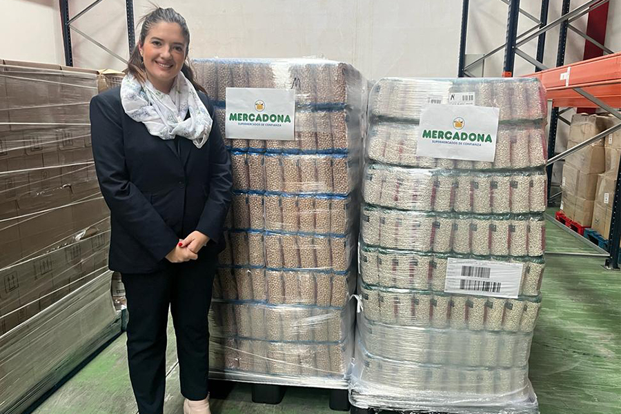 Alba Pérez, directora de Relaciones Externas de Mercadona en Granada, durante la donación