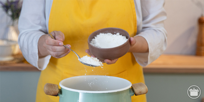 Paso 2 Sopa de cebolla: añadir la cucharada de harina, remover y dejar que cocine unos minutos más