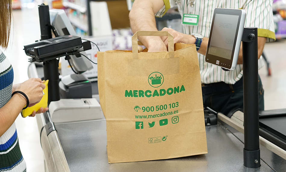 Nueva bolsa de papel en la zona de cajas de un supermercado Mercadona