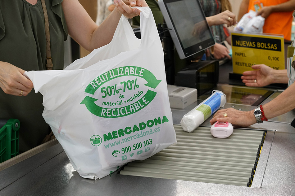 Nueva bolsa de plástico de Mercadona elaborada en un 50-70% de material reciclado