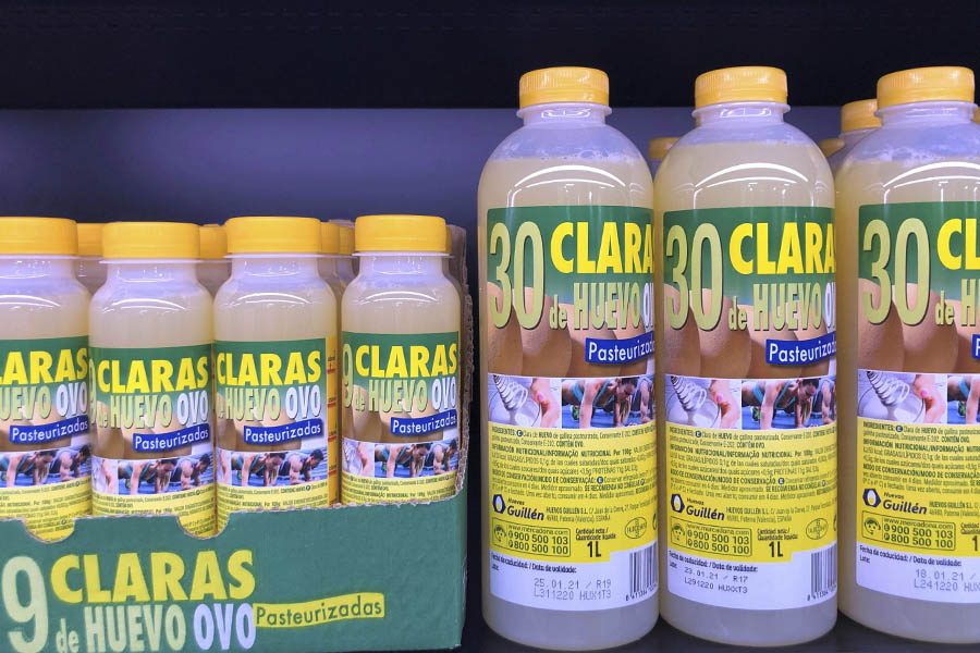 Botellas de Clara de Huevo Líquida Pasterizada de 300 ml y 1 litro, en el lineal de Mercadona