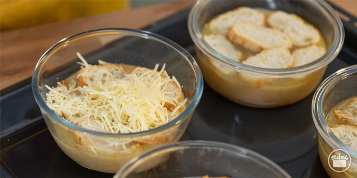 Paso 8 Sopa de cebolla: Colocar las rodajas de pan tostado y queso emmental rallado