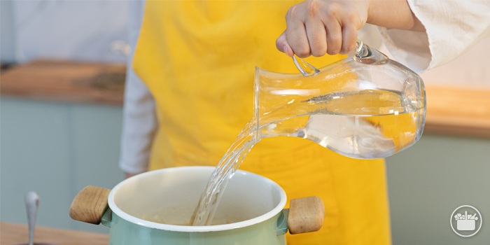 Paso 3B Sopa de cebolla: cuando haya evaporado el alcohol, añadir el agua