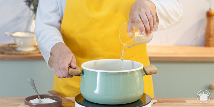 Paso 3 Sopa de cebolla: Cubrir con el vino blanco y subir ligeramente el fuego