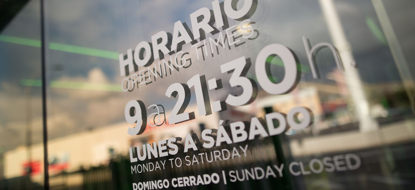 Detalle de los horarios de apertura de Mercadona, en una de las nuevas puertas de acceso.