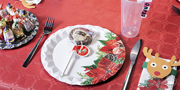 Detalle mantel rojo mesa infantil Navidad Menaje Mercadona