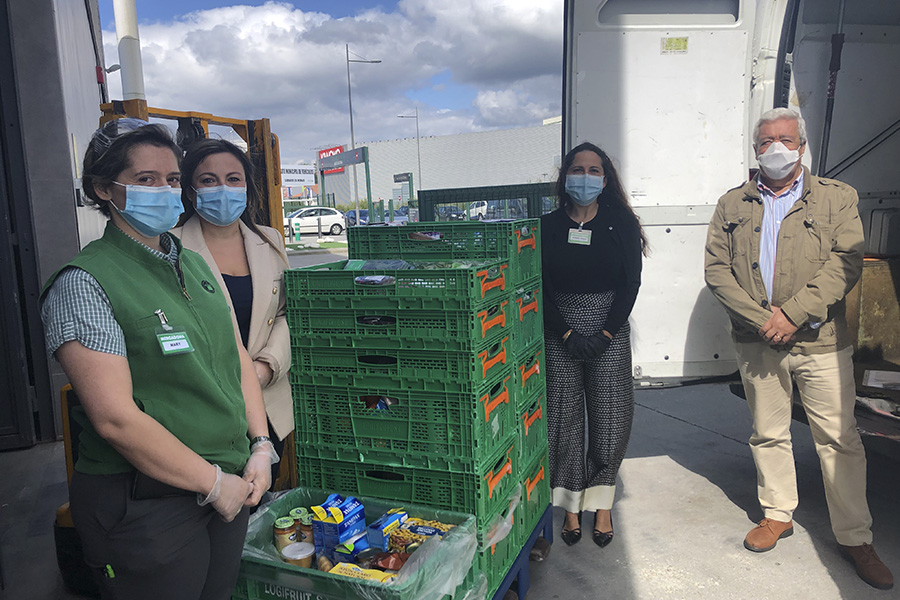 El Banco de Alimentos de Santiago recoge las primeras donaciones en el supermercado Mercadona de A Sionlla en Santiago de Compostela