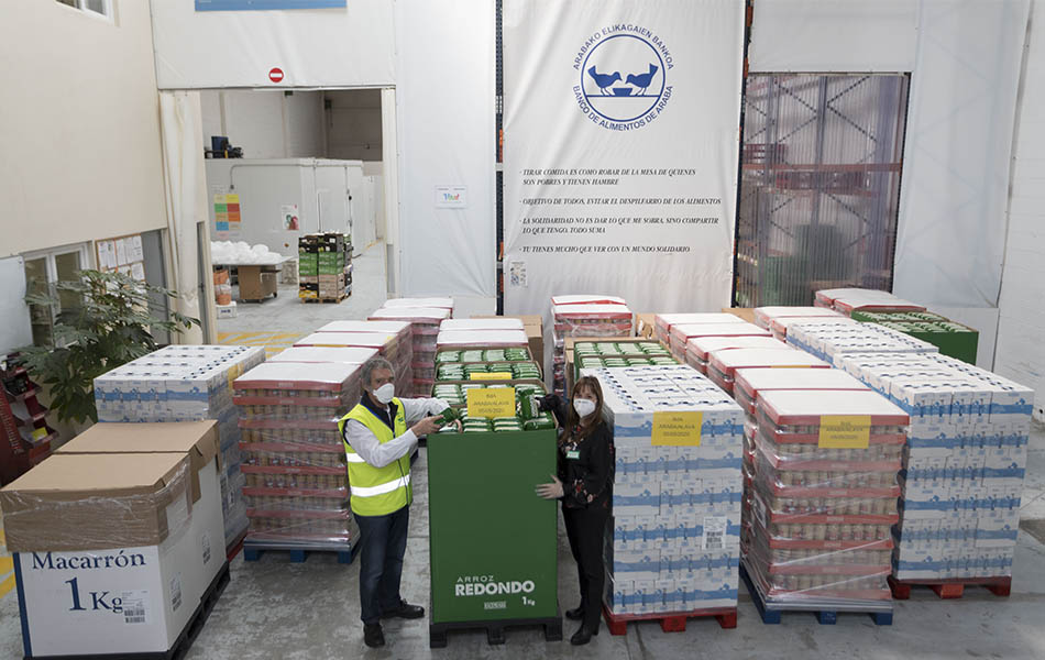 Responsable de Mercadona en Euskadi y del Banco de Alimentos de Araba durante la entrega de alimentos